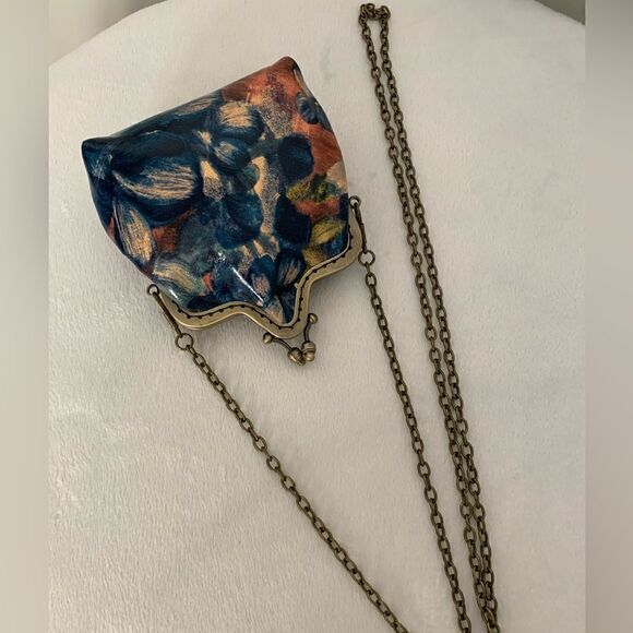 Chic Handsewn Genuine Leather Castle Shaped Kisslock Coin Purse & Chain - Picture 15 of 15